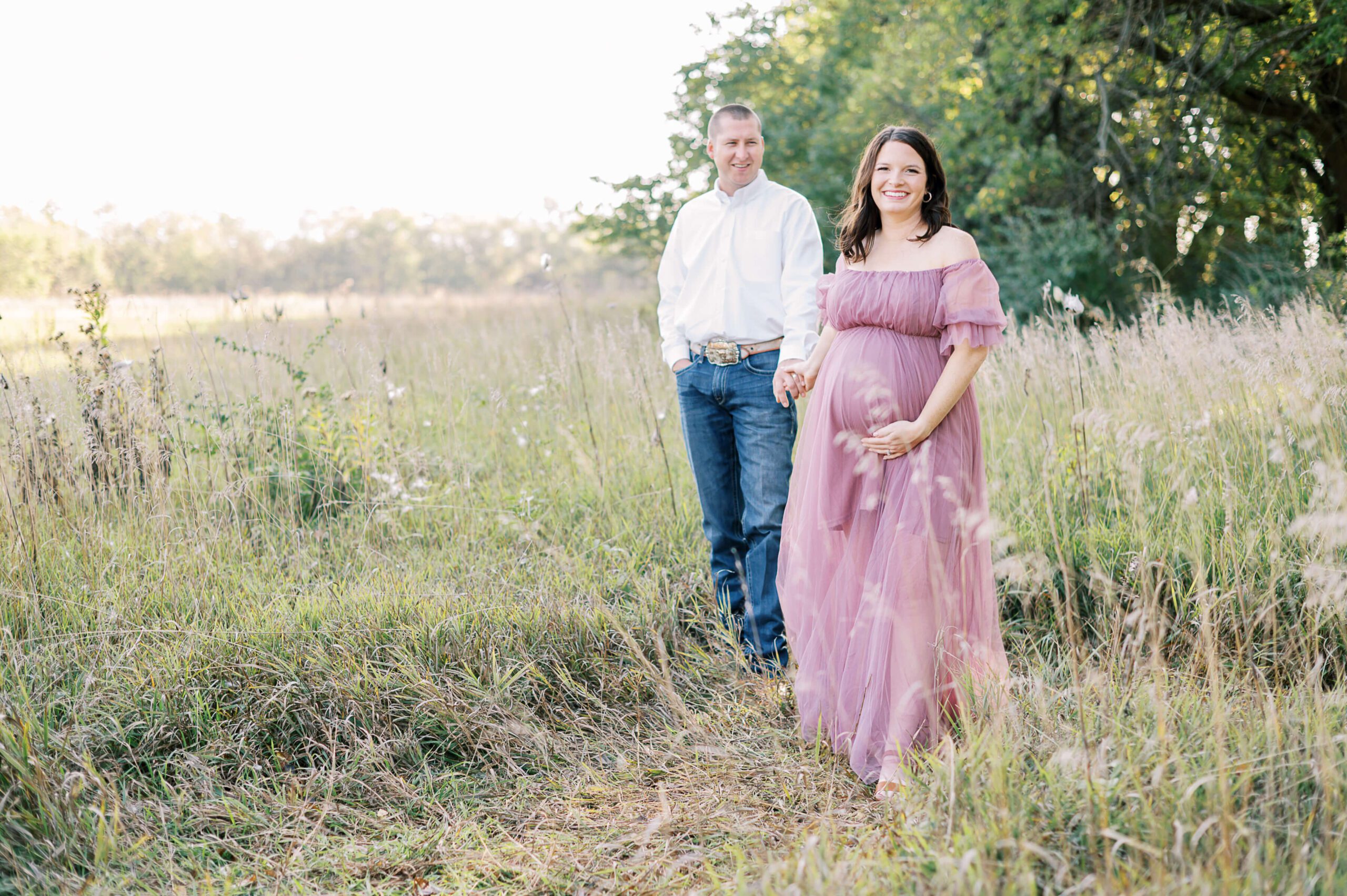 maternity couple in tallgrass